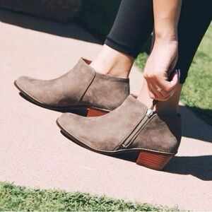 Vionic Serena Ankle Bootie Boot Suede Leather Tan Size 9